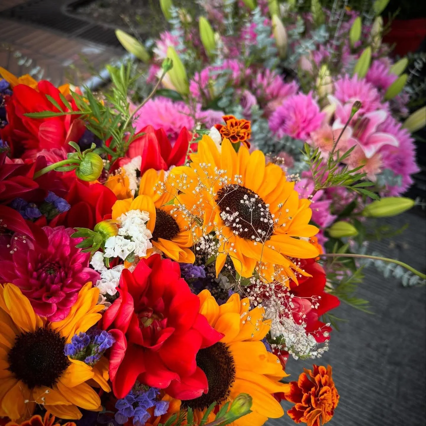 Chamee Flowers returns curbside starting this Sunday to get us in the mood for Spring! Drop by @fremontbridgemarket location  for seasonal offerings and some music by @tone.dj weekly!