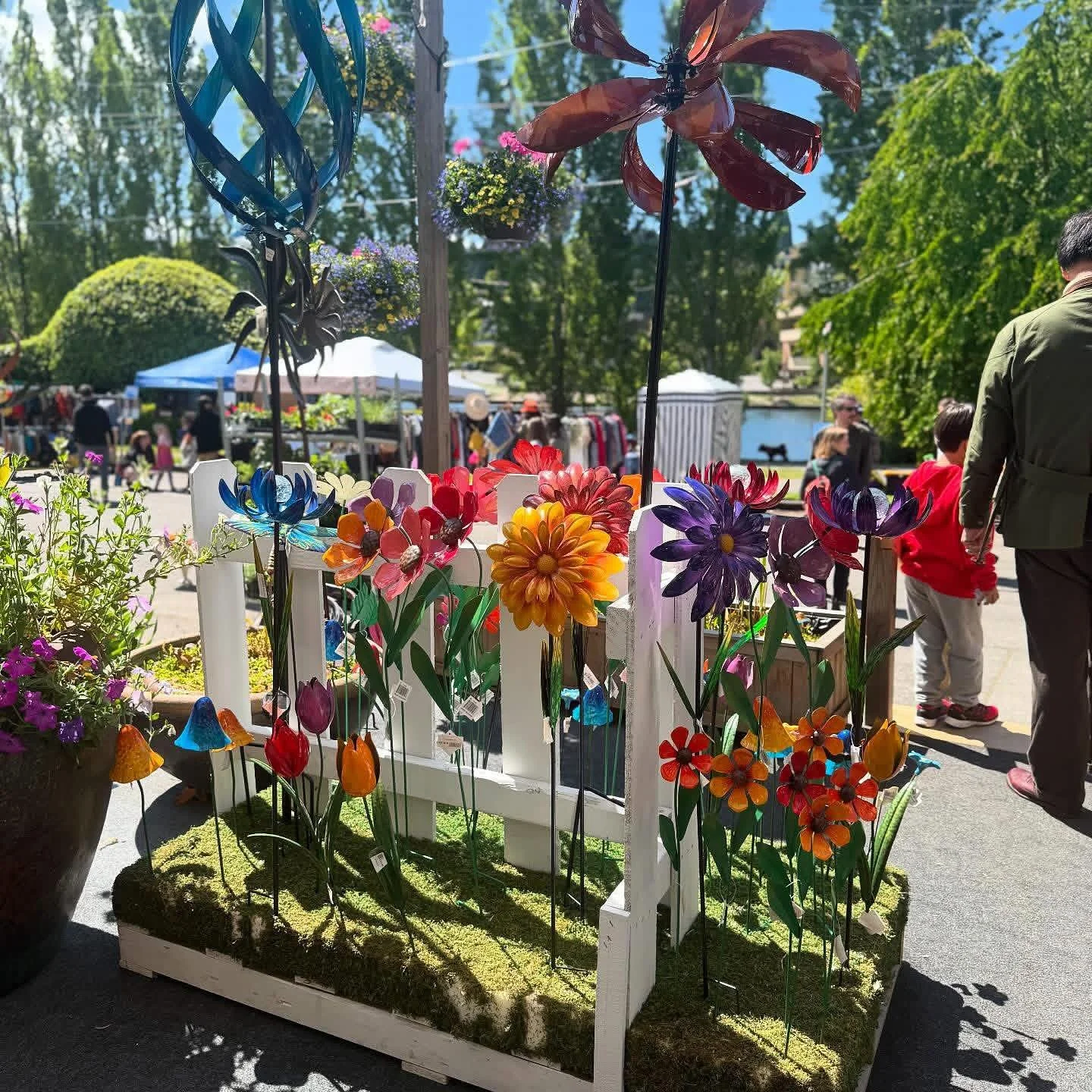 TWO MORE SUNDAYS under the @fremontbridgemarket until we head back to 34th and Canal Street for our 36th season! Come play, shop, brunch and explore Seattle&rsquo;s vibrant Fremont neighborhood weekly!