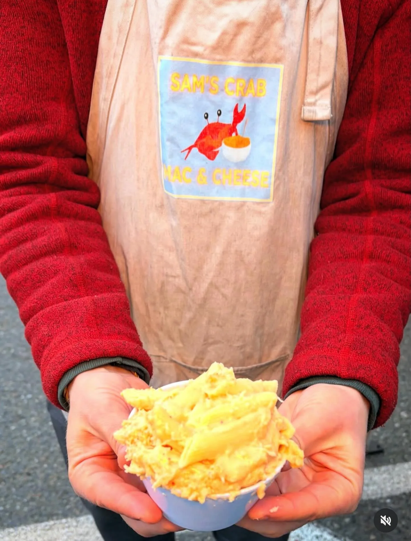 Warm up to Spring with Seattle&rsquo;s favorite @samscrabmacncheese this Sunday! Locally-sourced crab, blended with that irresistible delicious gooey cheese that&rsquo;s perfect to walk the @fremontbridgemarket !