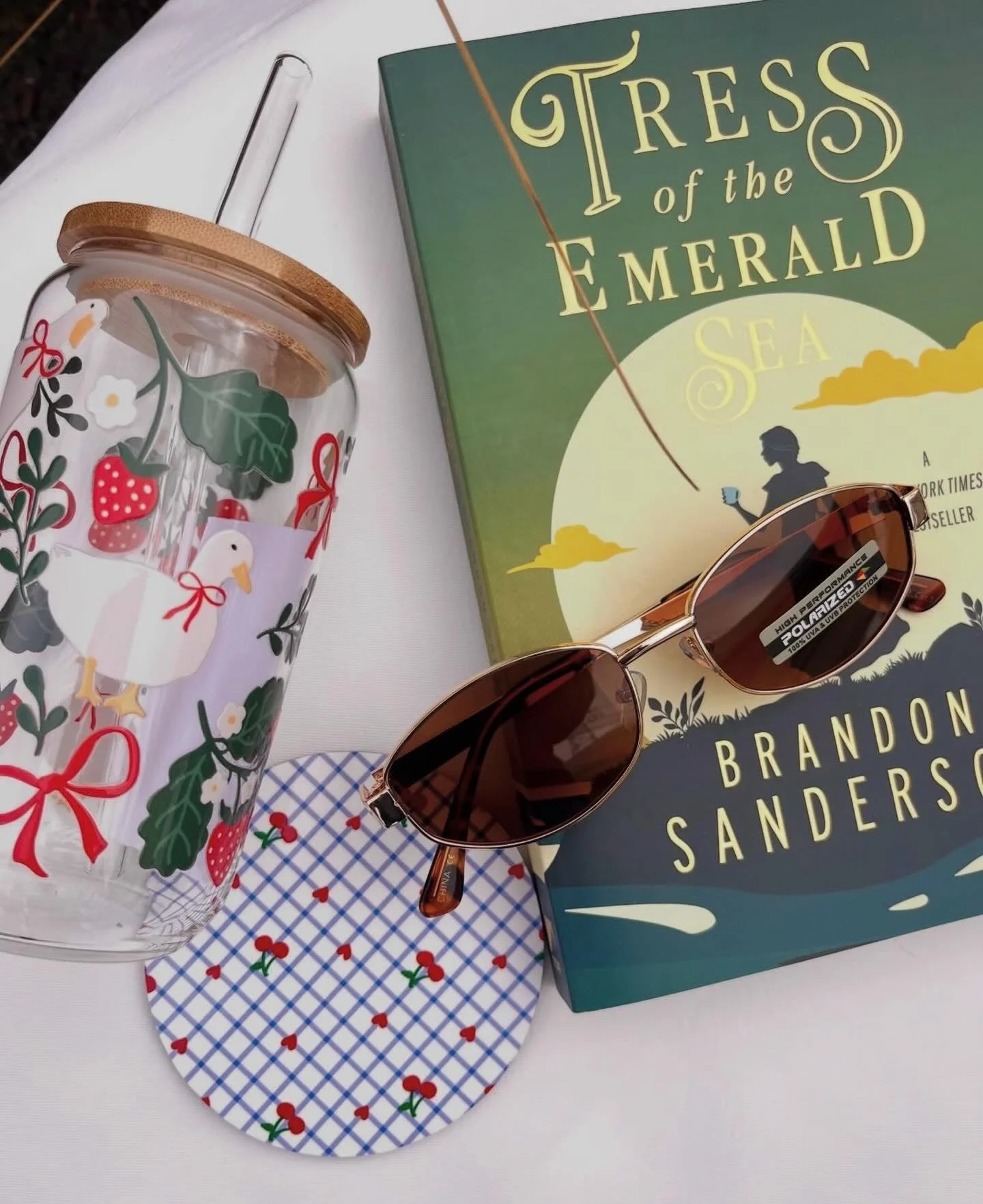 Nothing better than this combo - romance books by @ollie_and_jo , 😎 @sunglassesbyholly and adorable hydration bottles by @simple_and_soft ❤️