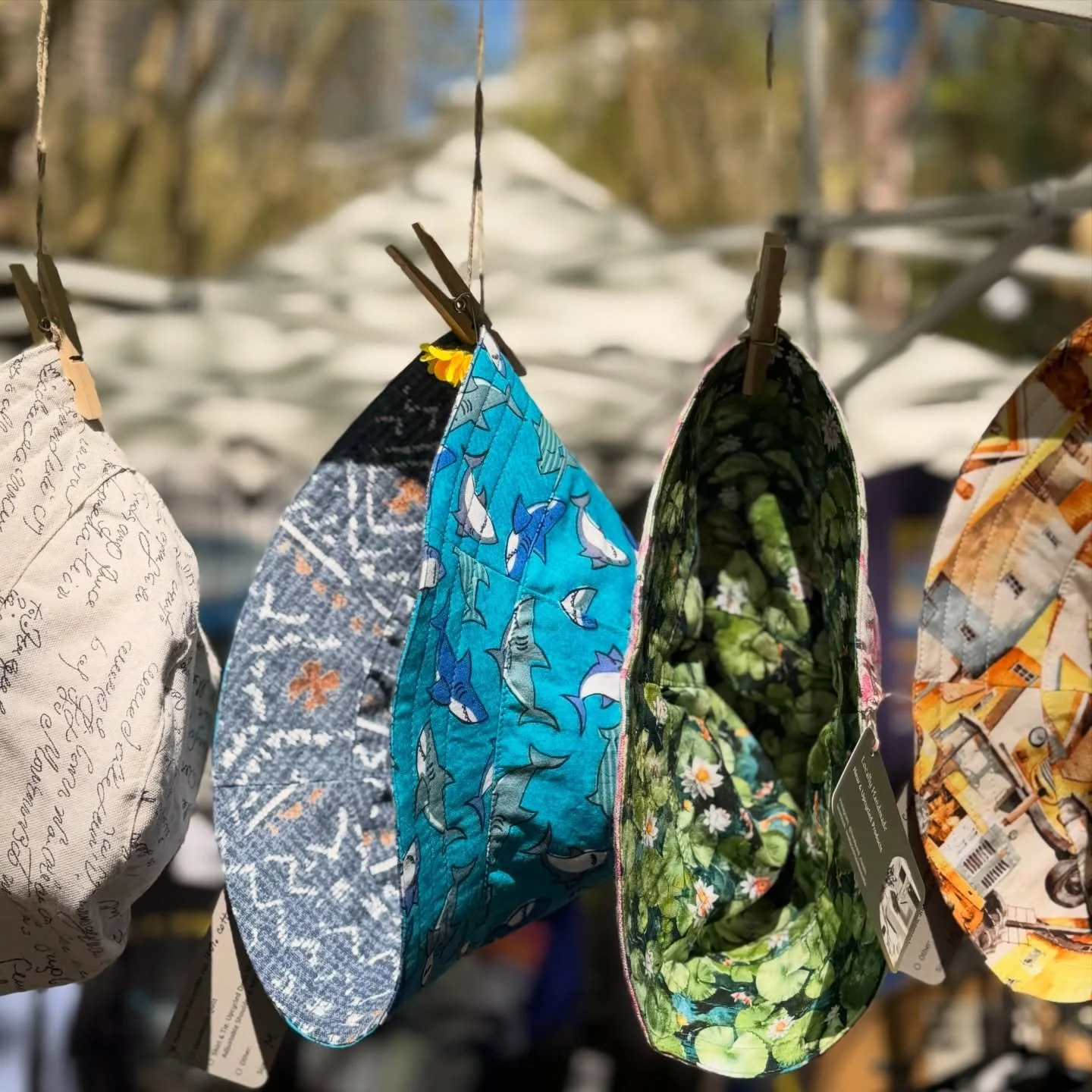 🌞 hats by @twofaced_masks at @naomiamberdawn