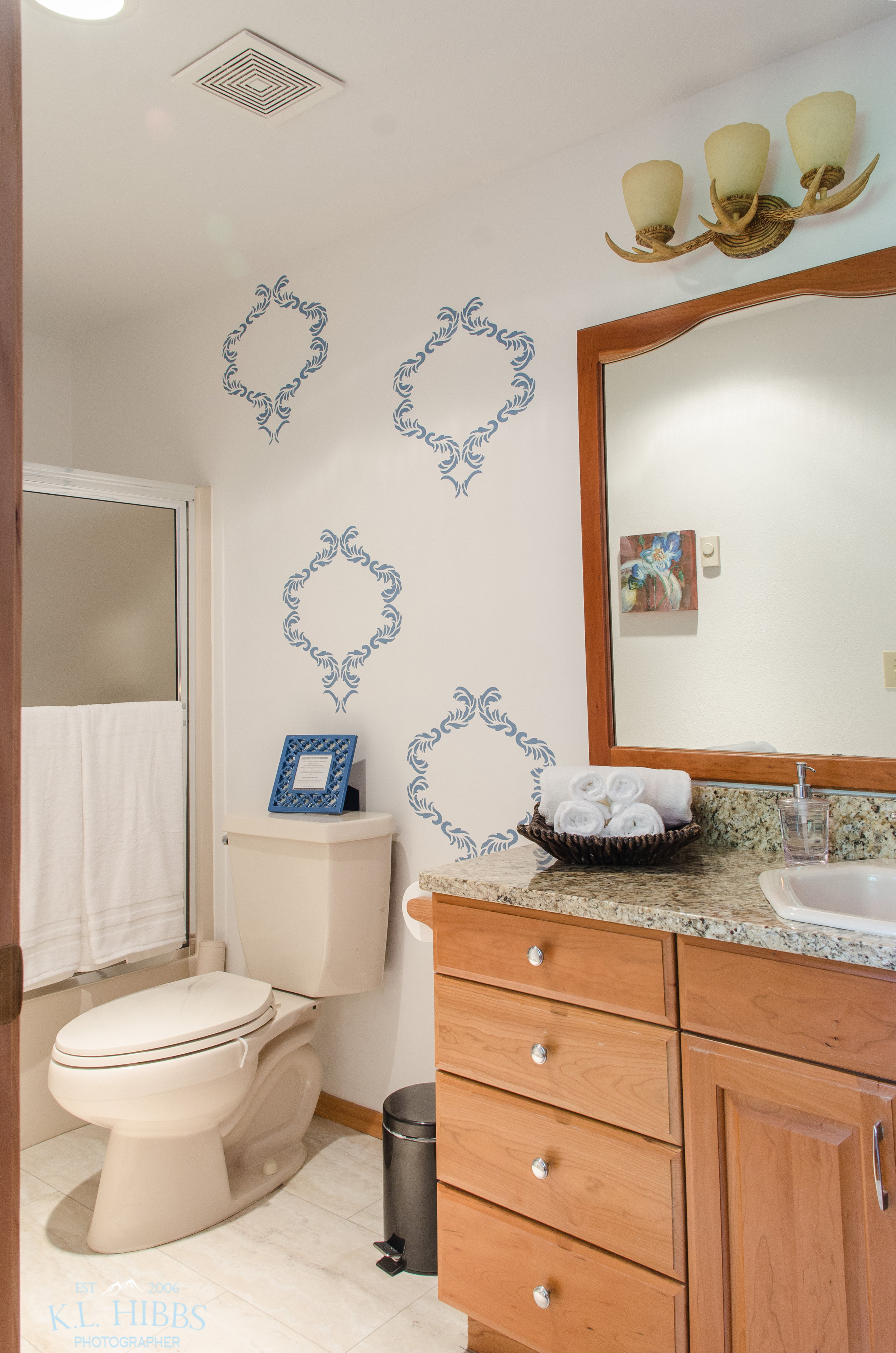 TAMARACK E SUITE BATHROOM