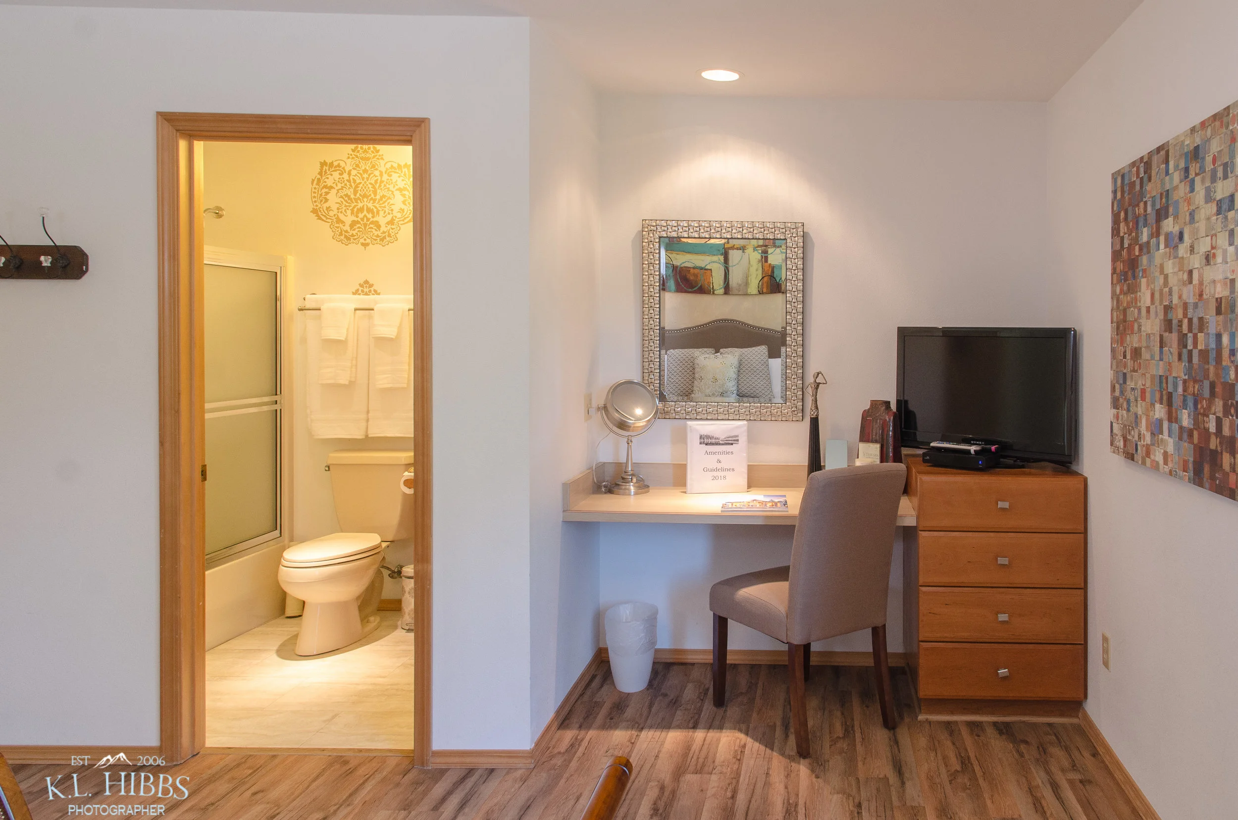 COTTONWOOD BATH/DESK AREA