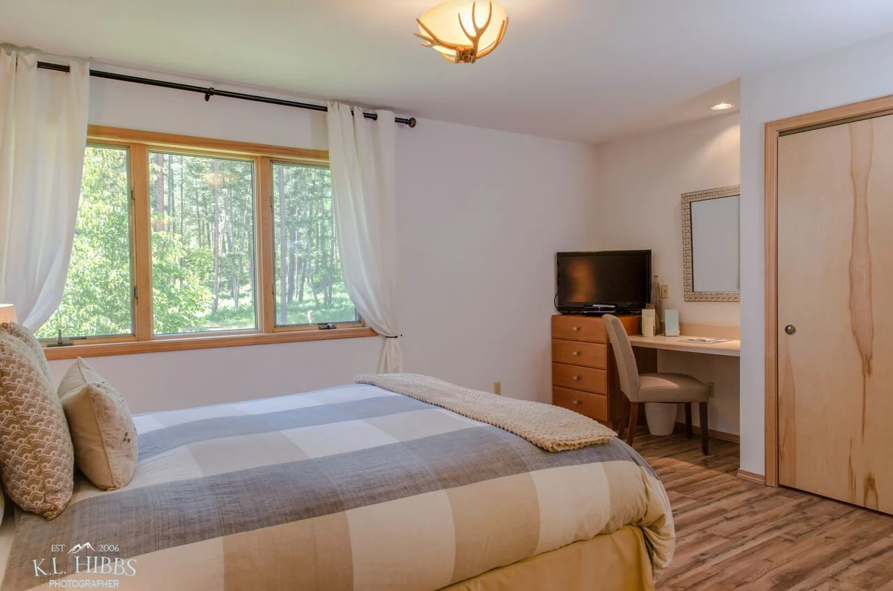 Tamarack Suite - King Bed and private bath