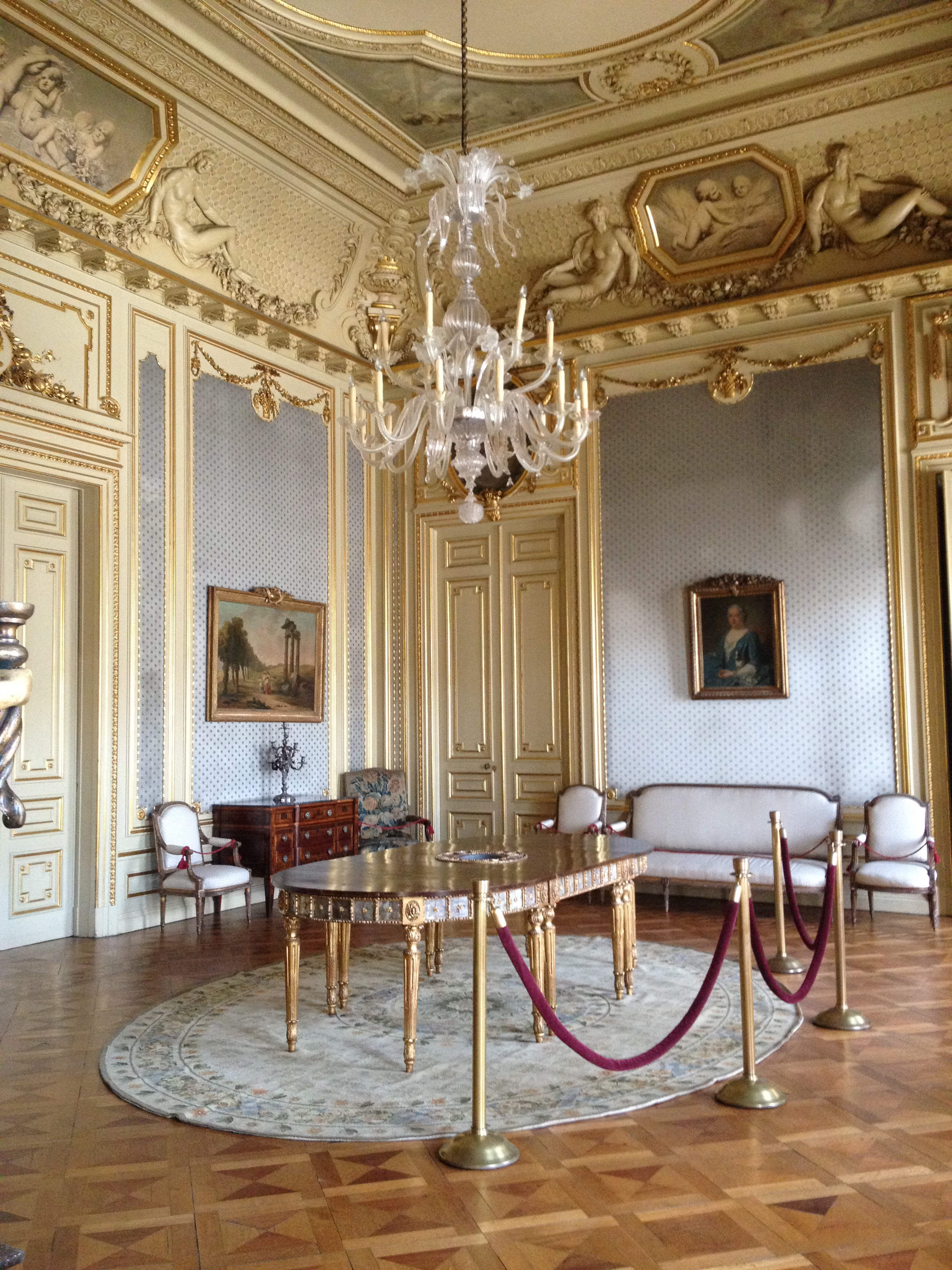The powder / tea room that we used for quick changes.