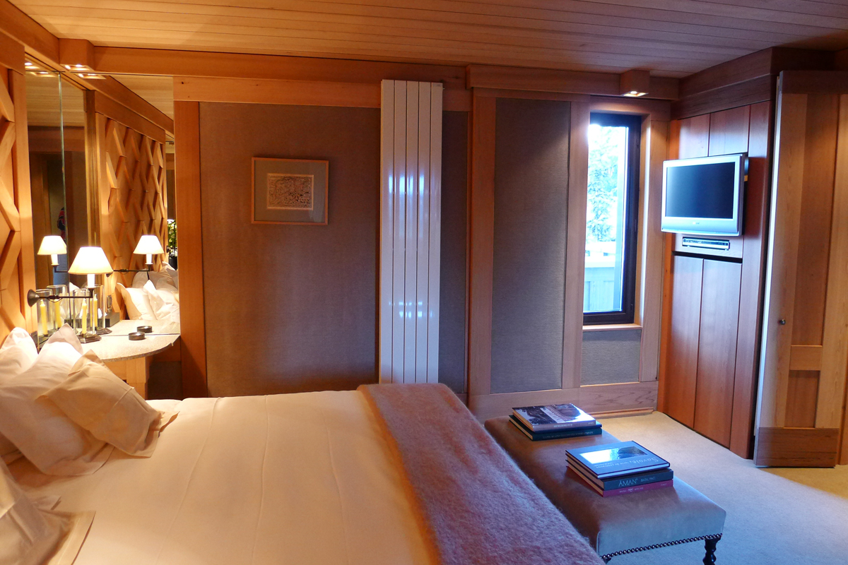  The bedroom suites also boast plush clean carpets. The low ceilings give the rooms a more cozy atmosphere. Cut out windows bring in much needed light and fresh air into the suite. 