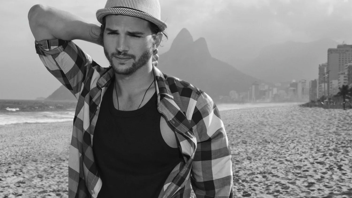 Ashton-Kutcher-Beach-Boy-Hat-Wallpaper.jpg