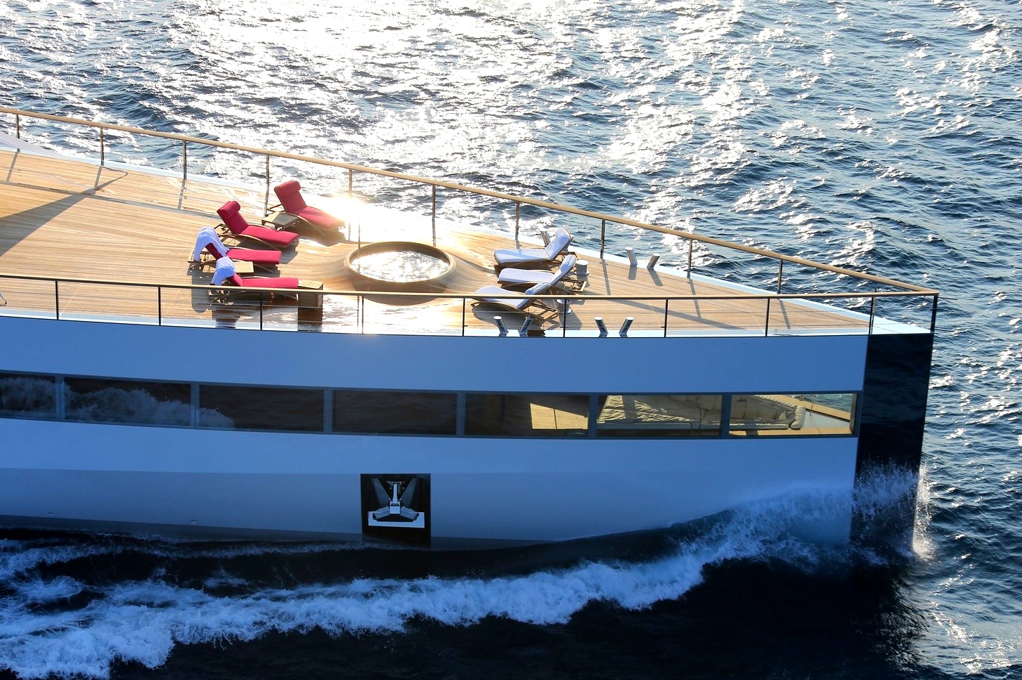 VENUS / THE YACHT