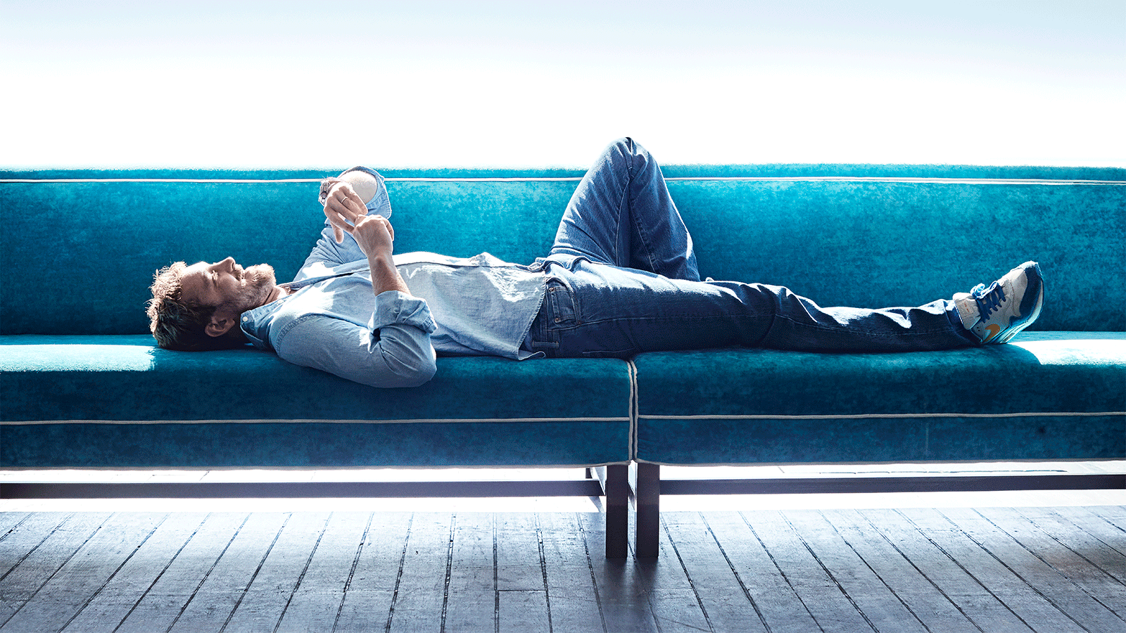 3XU9FGbBRqaav5E4z6fi_Pierre-casiraghi-reclining-1920x1080.gif