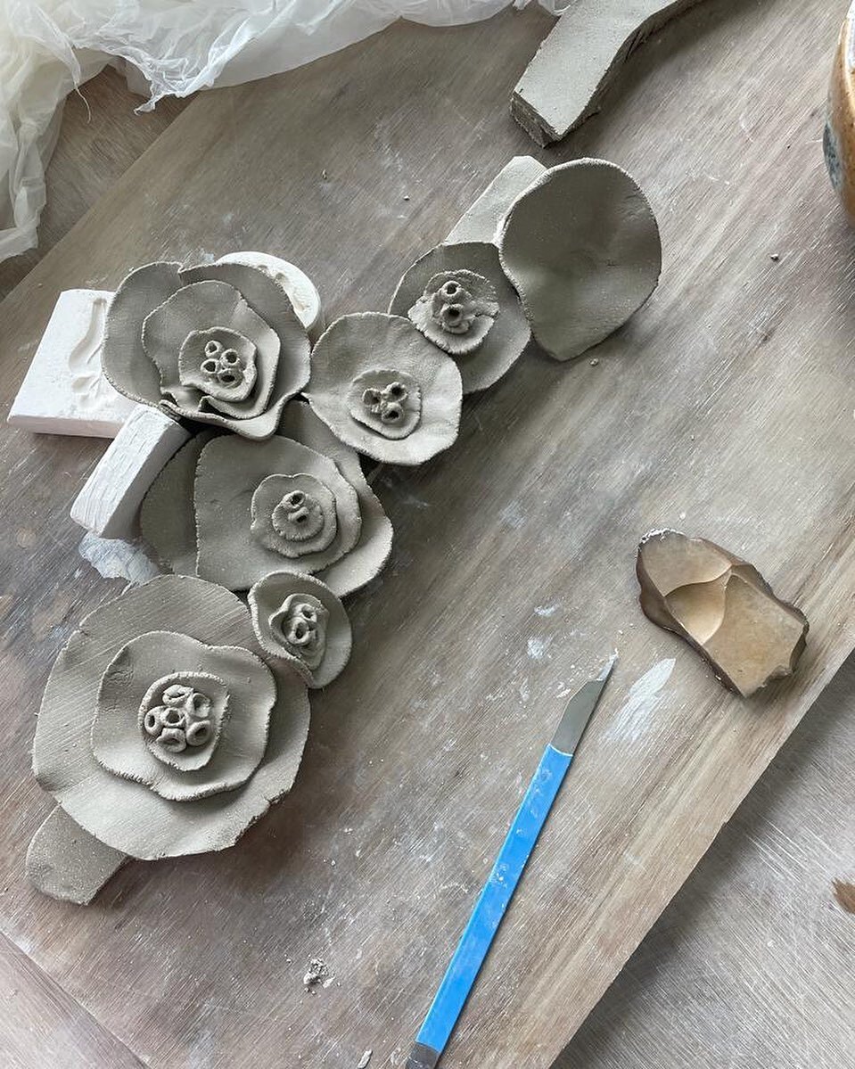 Using my ancient Egyptian flint tool to make new work in Margate at @kate_malone_ceramics studio. 
.
.
.

.
#ceramics #ceramicart #chanceoperation #johncage #randomart #randomartstudio #chance #chanceart #clay #glaze #irregularart #artisticmethod #ar