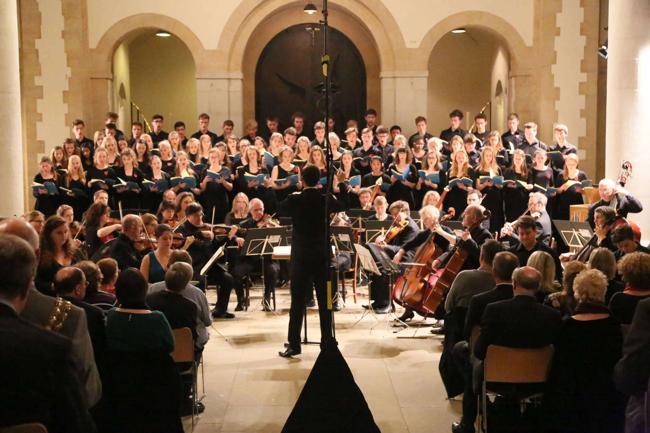 Graham Ross conducts The London Mozart Players and The Portsmourh Grammar School Chamber Choir.