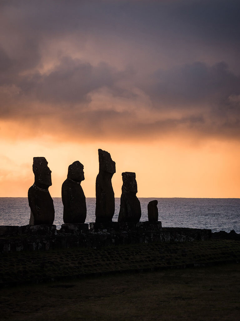 silhouettes-composition-tips-easter-island-moai-sunset.jpg