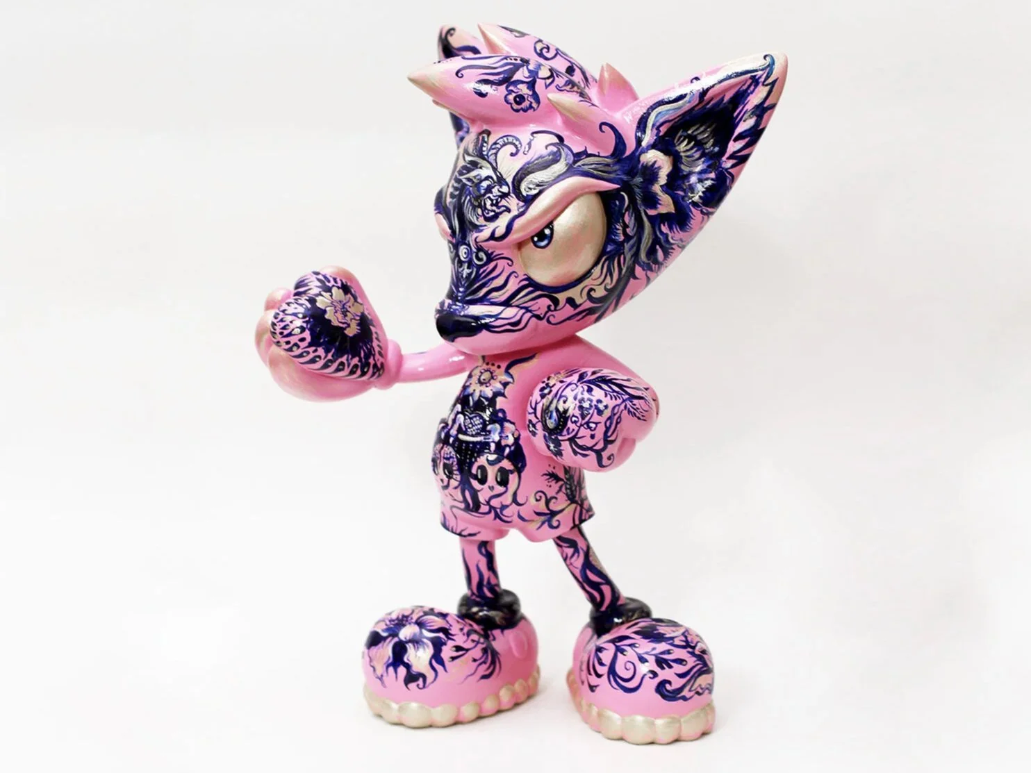 Hand-painted pink Pjipje sculpture created by Anna Sokolova for the Loes van Delft collaboration, featuring original illustrated ornament in a Contemporary Delft Blue-inspired style.