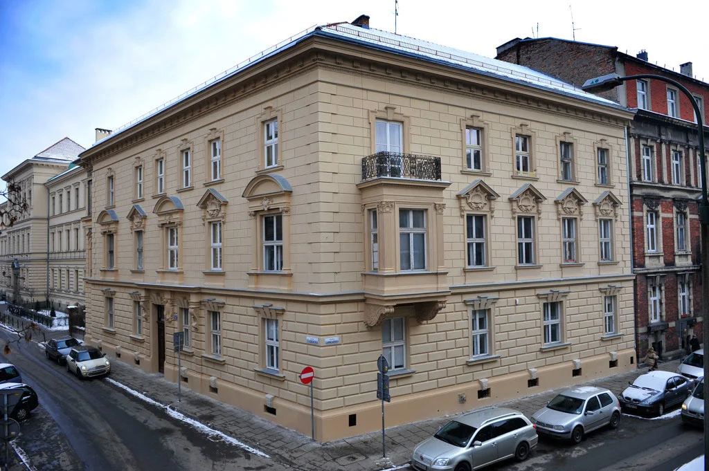 Cementy romańskie były w XIX i na pocz. XX wieku najpopularniejszymi materiałami wiążącymi używanymi do prac dekoracyjnych
i wykończeniowych
Normal
0
21
false
false
false
PL
X-NONE
X-NONE
/* Style Definitions */
table.MsoNormalTable
{mso-style-name:Standardowy;
mso-tstyle-rowband-size:0;
mso-tstyle-colband-size:0;
mso-style-noshow:yes;
mso-style-priority:99;
mso-style-parent:"";
mso-padding-alt:0cm 5.4pt 0cm 5.4pt;
mso-para-margin-top:0cm;
mso-para-margin-right:0cm;
mso-para-margin-bottom:8.0pt;
mso-para-margin-left:0cm;
line-height:107%;
mso-pagination:widow-orphan;
font-size:11.0pt;
font-family:"Calibri","sans-serif";
mso-ascii-font-family:Calibri;
mso-ascii-theme-font:minor-latin;
mso-hansi-font-family:Calibri;
mso-hansi-theme-font:minor-latin;
mso-fareast-language:EN-US;}
na elewacjach kamienic. Stanowiły one spoiwo na tyle wszechstronne, że stosowano je zarówno do gładkich wypraw tynkowych, gzymsów, profili ciągnionych, jak i odlewów. Po I Wojnie Światowej cementy romańskie zostały stopniowo wyparte z rynku przez produkowany na skalę przemysłową cement portlandzki. W efekcie, kiedy po upływie wieku przyszła pora na odświeżenie wyglądu architektury okresów historyzmu i secesji europejskich miast, okazało się, że nie istnieje już technologia, w której wykonano wiele cennych zabytków. Konserwacje przeprowadzone z użyciem współczesnych materiałów pokazały, że dzisiejsze technologie nie spełniają warunku kompatybilności z oryginalnym materiałem i ich zastosowanie w konserwacji często nie daje zadowalających rezultatów. W obliczu braku nowoczesnych materiałów, które mogłyby rozwiązać ten problem, pojawiła się idea przywrócenia cementów romańskich do produkcji przemysłowej. Realizując w latach 2003-2006 unijne projekty - ROCEM „Cement romański do właściwej konserwacji zabytków architektury” oraz „Wdrożenie technologii cementu romańskiego do praktycznej konserwacji zabytków” - firma AC Konserwacja Zabytków wraz z Partnerami wzięła udział
w pionierskich
Normal
0
21
false
false
false
PL
X-NONE
X-NONE
/* Style Definitions */
table.MsoNormalTable
{mso-style-name:Standardowy;
mso-tstyle-rowband-size:0;
mso-tstyle-colband-size:0;
mso-style-noshow:yes;
mso-style-priority:99;
mso-style-parent:"";
mso-padding-alt:0cm 5.4pt 0cm 5.4pt;
mso-para-margin-top:0cm;
mso-para-margin-right:0cm;
mso-para-margin-bottom:8.0pt;
mso-para-margin-left:0cm;
line-height:107%;
mso-pagination:widow-orphan;
font-size:11.0pt;
font-family:"Calibri","sans-serif";
mso-ascii-font-family:Calibri;
mso-ascii-theme-font:minor-latin;
mso-hansi-font-family:Calibri;
mso-hansi-theme-font:minor-latin;
mso-fareast-language:EN-US;}
działaniach mających na celu odtworzenie i popularyzację tej zapomnianej od lat technologii. Projekty te zakończyły się sukcesem i dzięki nim możemy dzisiaj konserwować XIX-wieczne elewacje z użyciem technologii kompatybilnej z oryginalną.
Normal
0
21
false
false
false
PL
X-NONE
X-NONE
/* Style Definitions */
table.MsoNormalTable
{mso-style-name:Standardowy;
mso-tstyle-rowband-size:0;
mso-tstyle-colband-size:0;
mso-style-noshow:yes;
mso-style-priority:99;
mso-style-parent:"";
mso-padding-alt:0cm 5.4pt 0cm 5.4pt;
mso-para-margin-top:0cm;
mso-para-margin-right:0cm;
mso-para-margin-bottom:8.0pt;
mso-para-margin-left:0cm;
line-height:107%;
mso-pagination:widow-orphan;
font-size:11.0pt;
font-family:"Calibri","sans-serif";
mso-ascii-font-family:Calibri;
mso-ascii-theme-font:minor-latin;
mso-hansi-font-family:Calibri;
mso-hansi-theme-font:minor-latin;
mso-fareast-language:EN-US;}