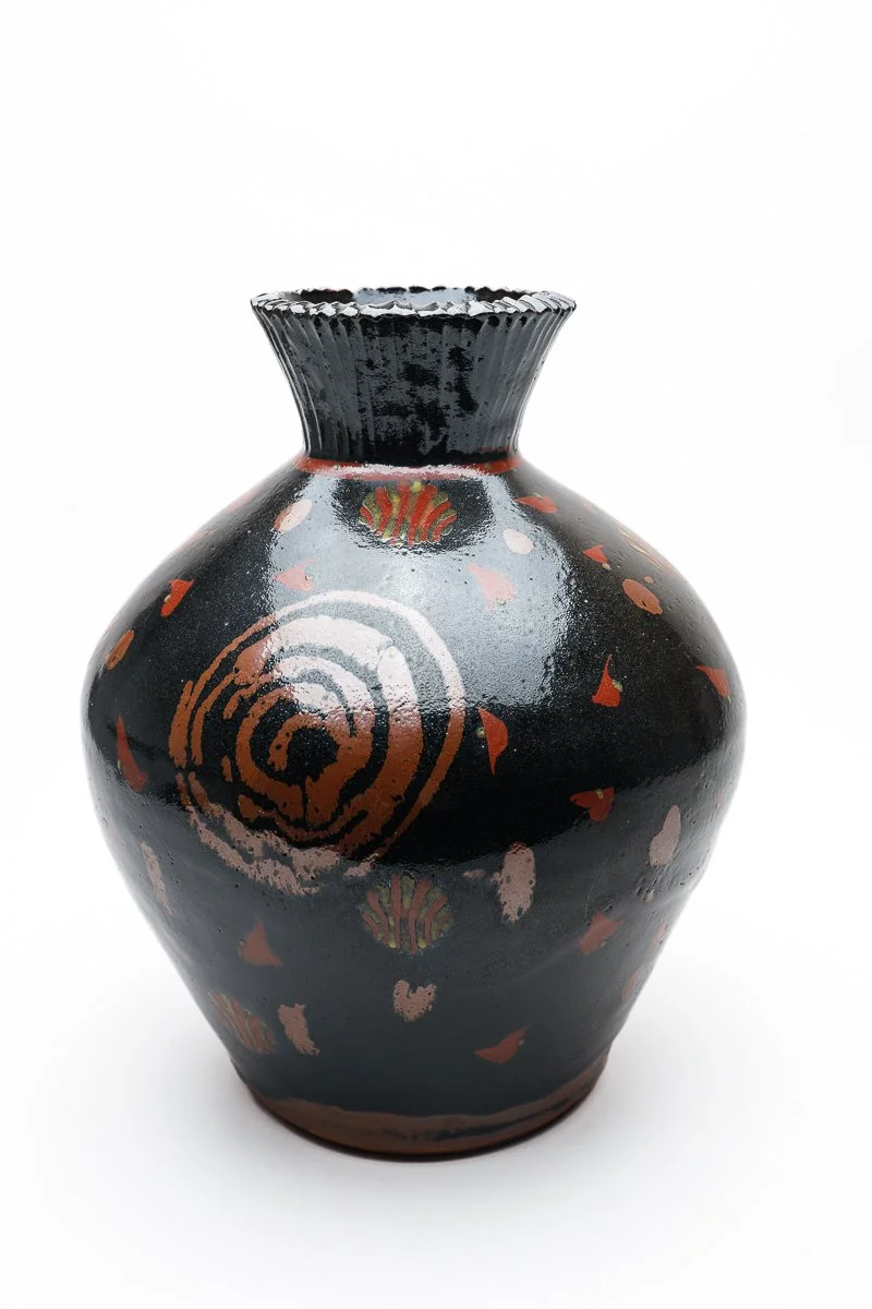 Black Glaze Akae Vase, TH2