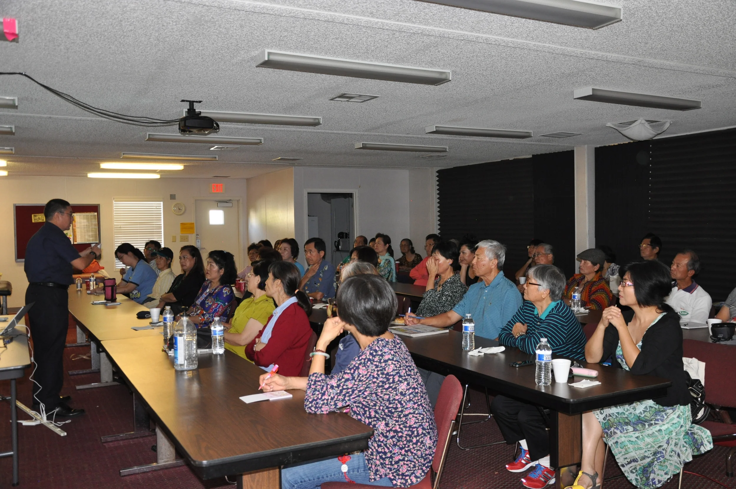 President Han lectures at our community outreach event.