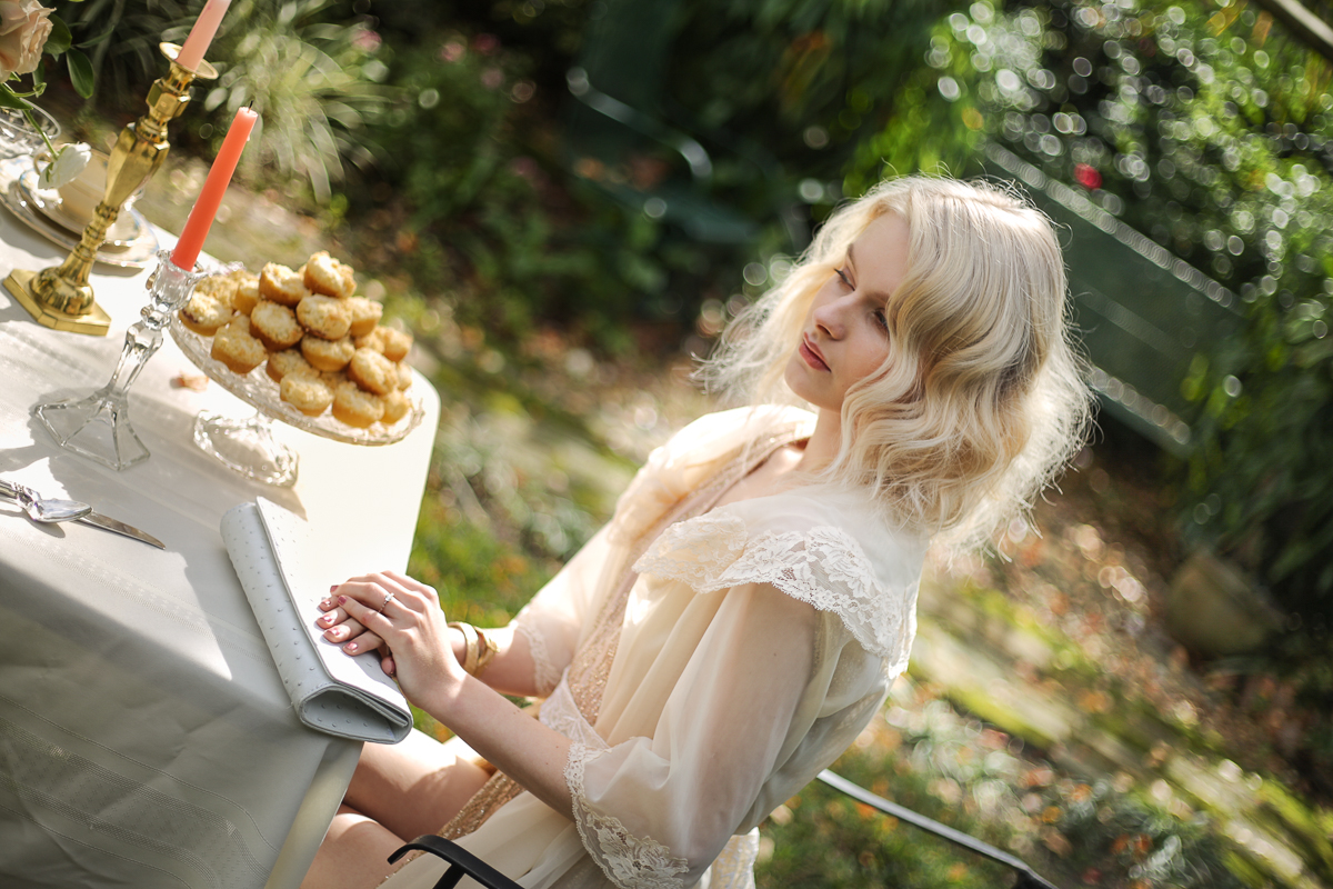 blonde-orlando-blogger-photographer-white-clutch.jpg