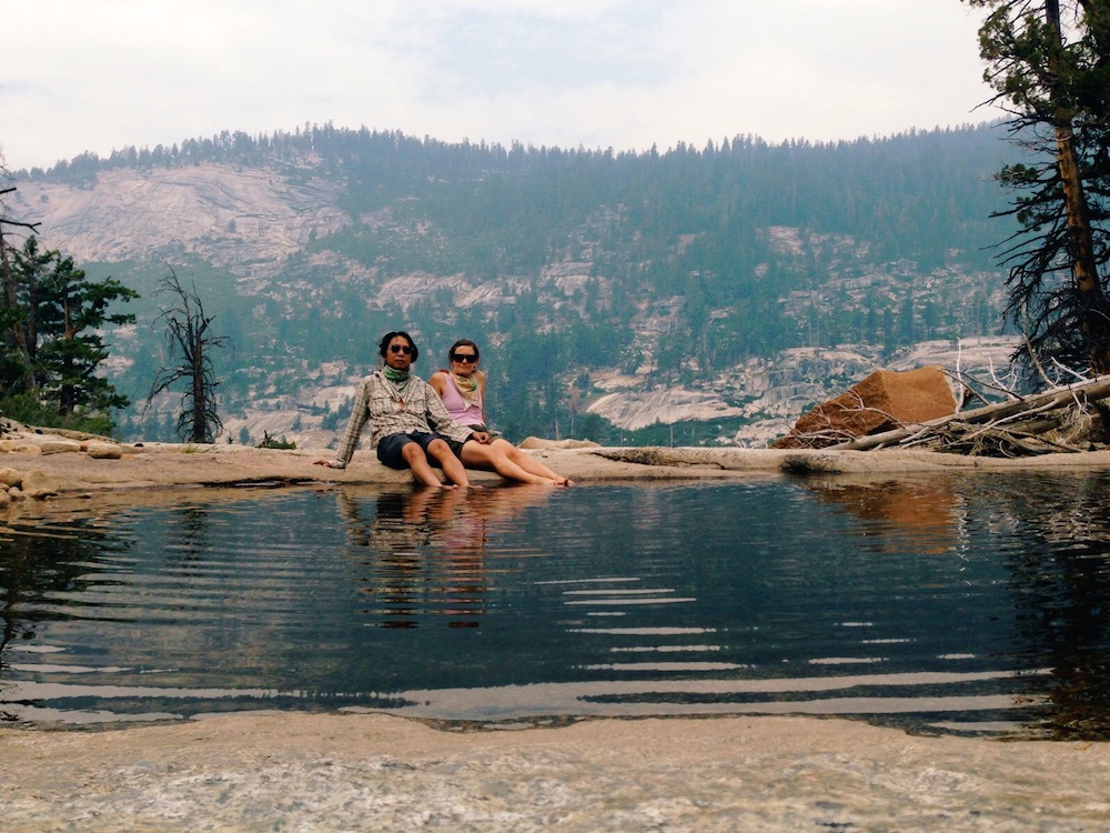  A wildfire smoke-filled lunch break along the 10 miles from Sunrise Lakes to Merced Lake. 
