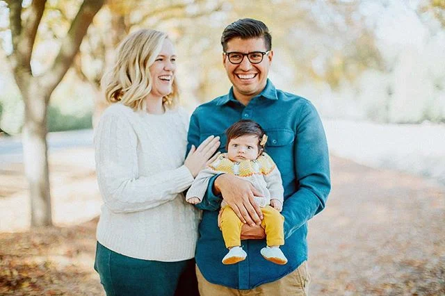 When you&rsquo;re enjoying your family portraits  but the littlest isn&rsquo;t into it 👆🏼😆 Also, holiday portraits, def on the list as one of my favorite thangs ✨🙌🏼🎄 what&rsquo;s your favorite thangs about the holidays??