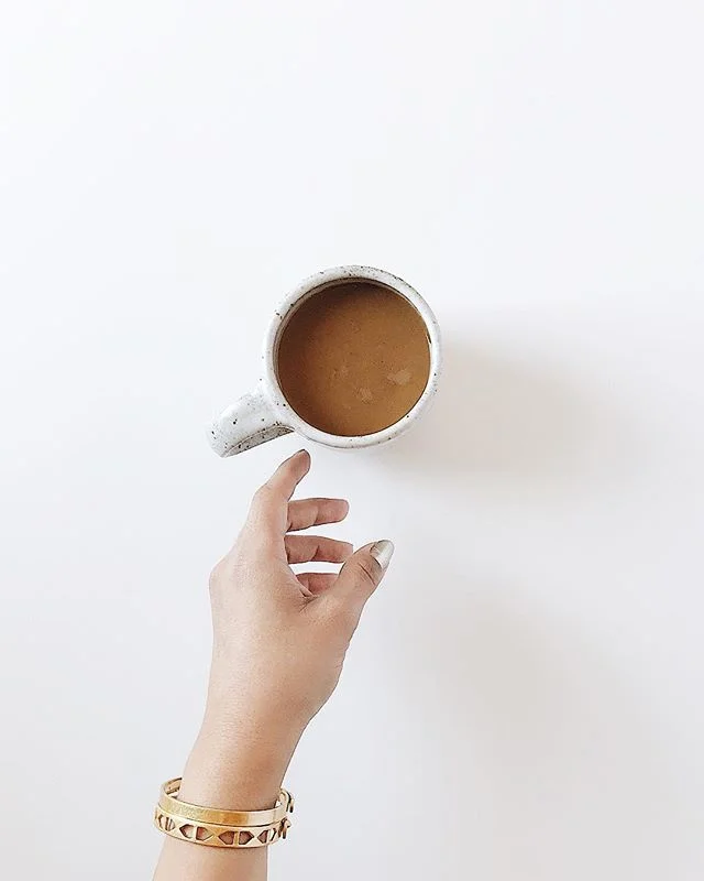 What&rsquo;s in your coffee? My current favorite is half caf, with a splash of oatmilk, cinnamon, and a smudge of honey.  What&rsquo;s your go-to coffee order?? God knows we all need it on Mondays (and errday, let&rsquo;s be real!!) ☕️🙏🏼🙋🏻