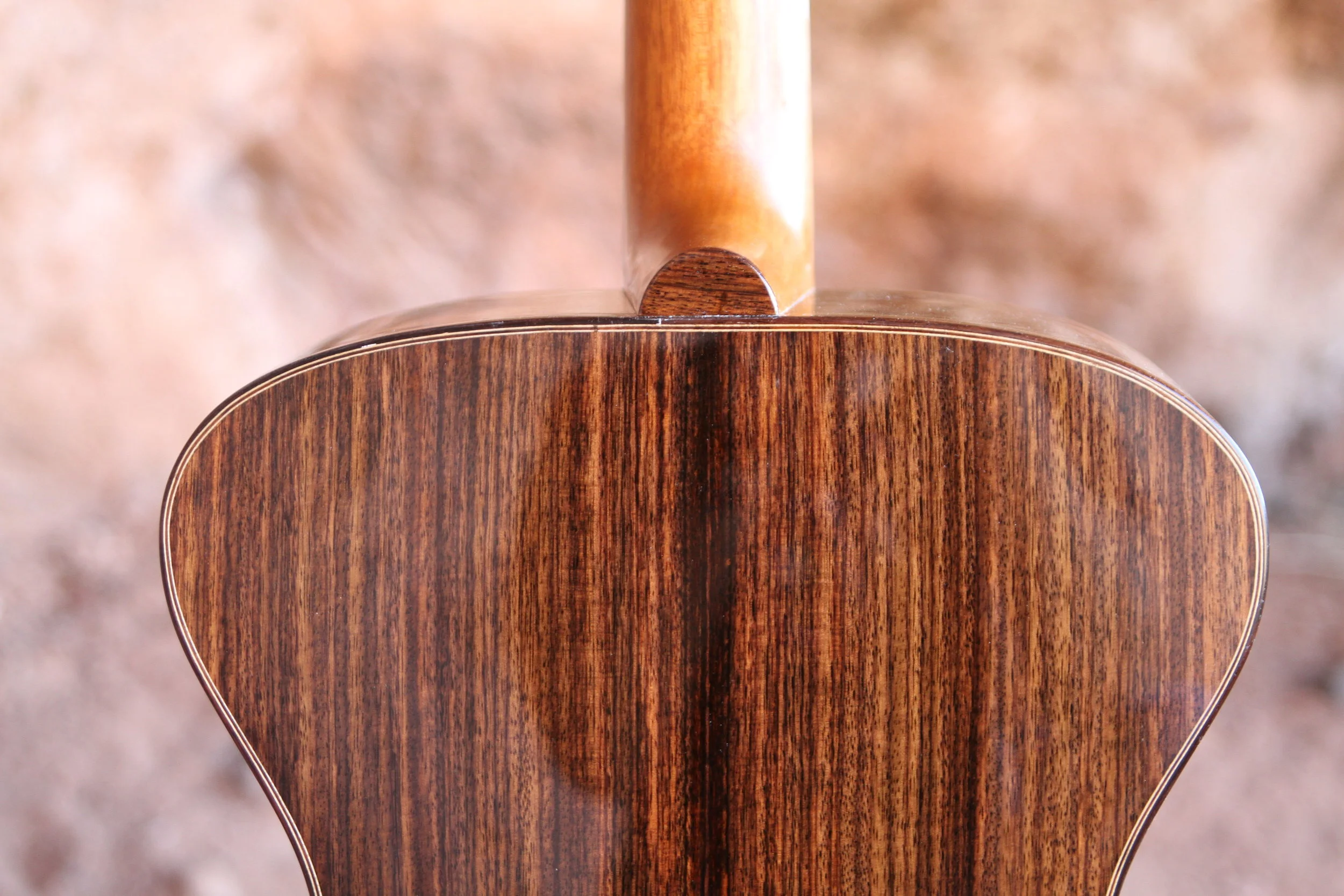  The back of rosewood on the Santa-Fe model. 