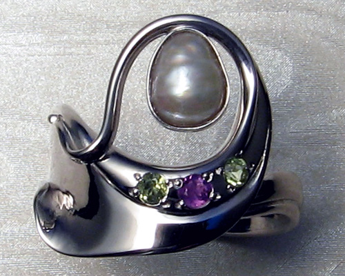 Contemporary art-nouveau ring with baroque-pearl.