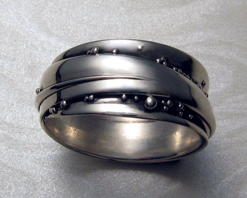 Free-form, wrap-a-round band with spherical granulation.