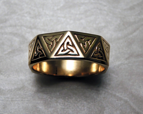 Faceted Celtic Band in 18k Yellow Gold