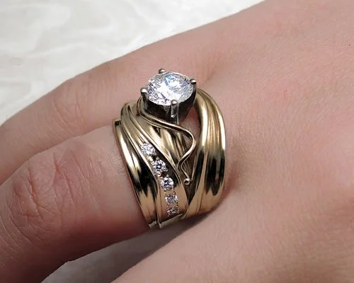 Very unique, asymmetrical, engagement ring set, in 18k yellow gold