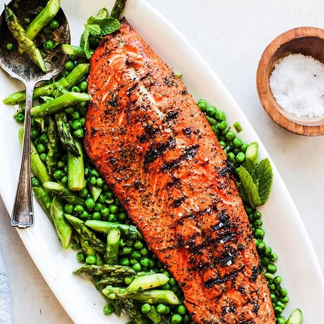 When you experiment with two different new recipes and they both come out 🔥👯&zwj;♀️! Dinner tonight is Grilled Salmon over saut&eacute;ed peas and asparagus and it&rsquo;s legit going to be my new fave summer meal! 🌱🤩🙌
_
Definitely going to have