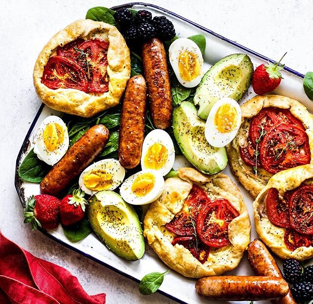 If you are lucky enough to get to see your mom this weekend, my Tomato Galette brunch platter would be the perfect way to celebrate together! 🥂🥚🍅🥑😍
_
P.S. you can also send this idea to your hubby (hint hint), I promise it&rsquo;s easy enough fo