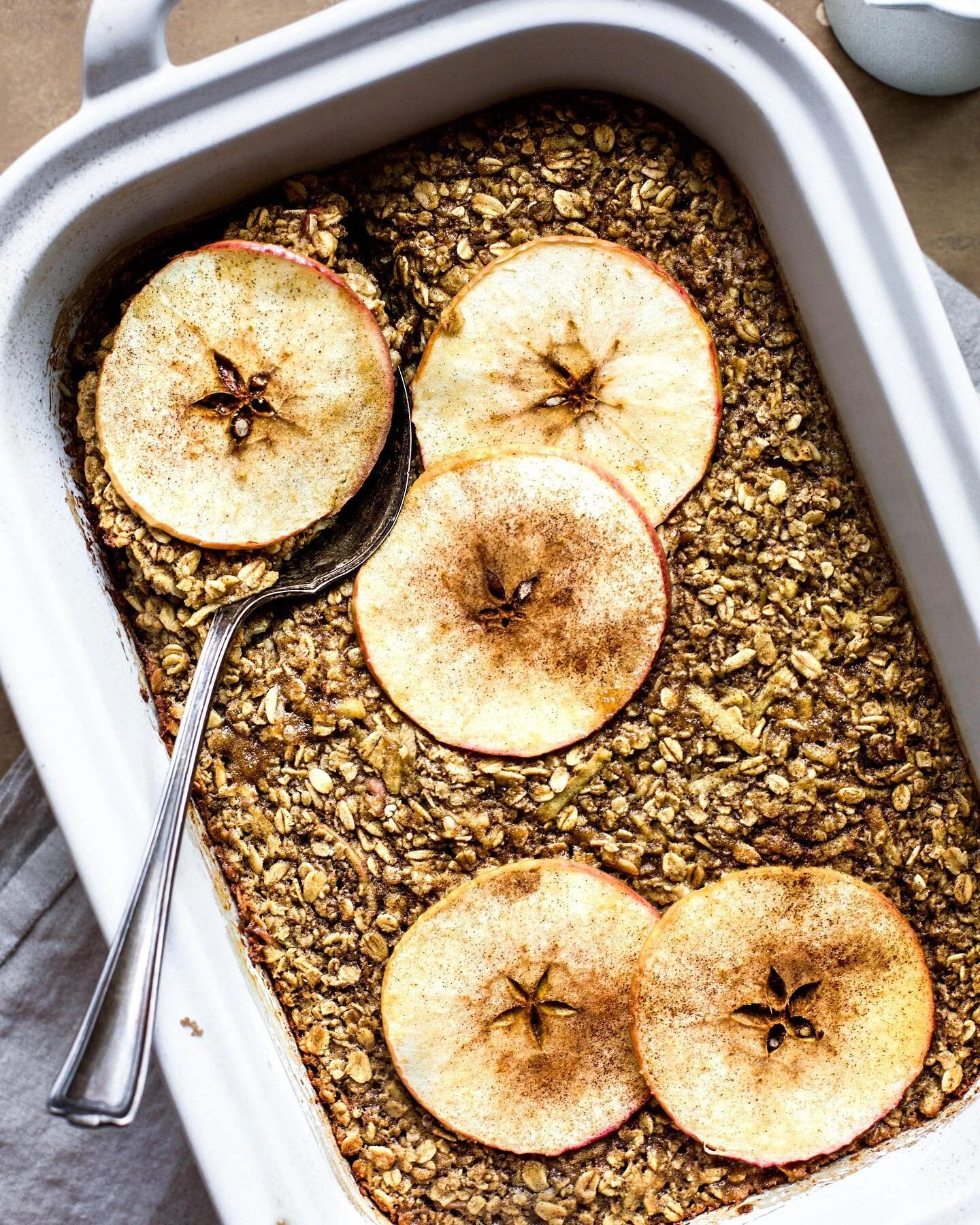NEW: Easy Apple Chai Baked Oatmeal! 🍎🍁🍂 Warm chai spices, apples, and oatmeal make the perfect combo for a cozy breakfast any day of the week! ☕️
_
I like to drizzle mine with a little honey or maple syrup and a bit of milk or cream and it&rsquo;s SO good! Reminds me of warm pie with cold ice cream, but healthy and for breakfast! Yum! Get the recipe, link in profile @mydiaryofus !
.
.
#oatmeal #bakedoatmeal #apples #chai #breakfast #breakfastideas #mealprep #mealprepideas #familyfriendlymeals #f52community #f52grams #healthyfood #healthybreakfast #makeahead #cookathome #feedingkids #easyrecipes #eeeeats #oatmealrecipe #fallrecipes #feedingmyfamily #coffee #thenewhealthy #todaybreakfast #todayfood
