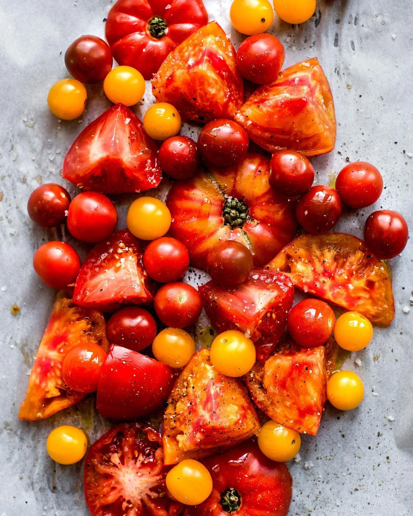 Before the good tomatoes disappear, roast those beauties up to use for soups, sauces, and more! Simply toss with olive oil, salt, and pepper and then pur&eacute;e them up and store in a mason jar in the fridge or freezer for whenever you need them! 🙌🍅 you cant beat the flavor! 🍅❤️
.
#tomato #tomatosoup #roastedtomatoes #roastedveggies #stillsummer #eatfresh #healthyfood #stilllife #marinara #inseasonnow #foodphotography #foodstagram #eatgood #eatgoodfeelgood #healthyfood #thenewhealthy #dinner #sauce #mealprep #freezermealprep #f52community #glutenfreerecipes