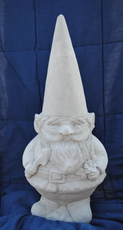 High Hat Gnome with shovel