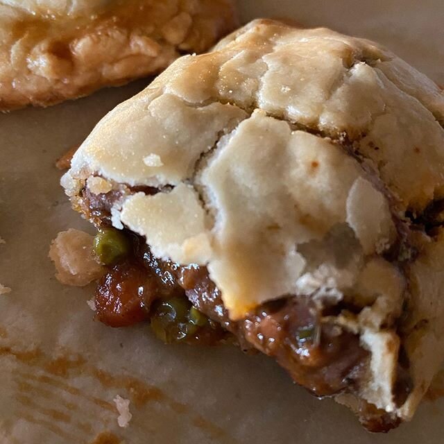 #meatpies #britishbakingshow #toohottohandle #comfortfood #itsyourkitchen #cheflife🔪  watching too much of the British baking show, now we want to make it all.