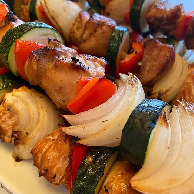 Chicken kabobs so good had to put them on #repeat #chickenkabobs🍢 #stilldontlikechicken #toohottoocook #bbq #itsyourkitchen #cheflife🔪