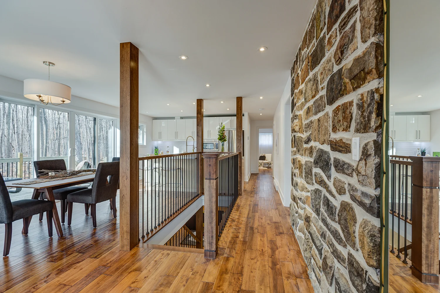 Le contenant, mur, plancher, plafond à eux seul inspire paix et tranquillité! Un mobilier de bois au design sobre pour camper le volume de la salle à manger