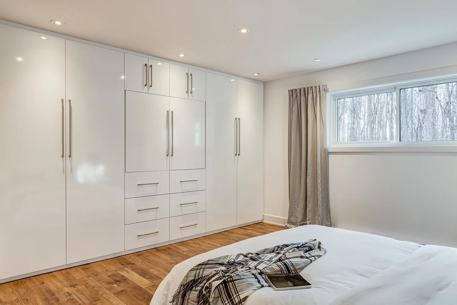 Les rangements intégrés ajoute au chic de la chambre