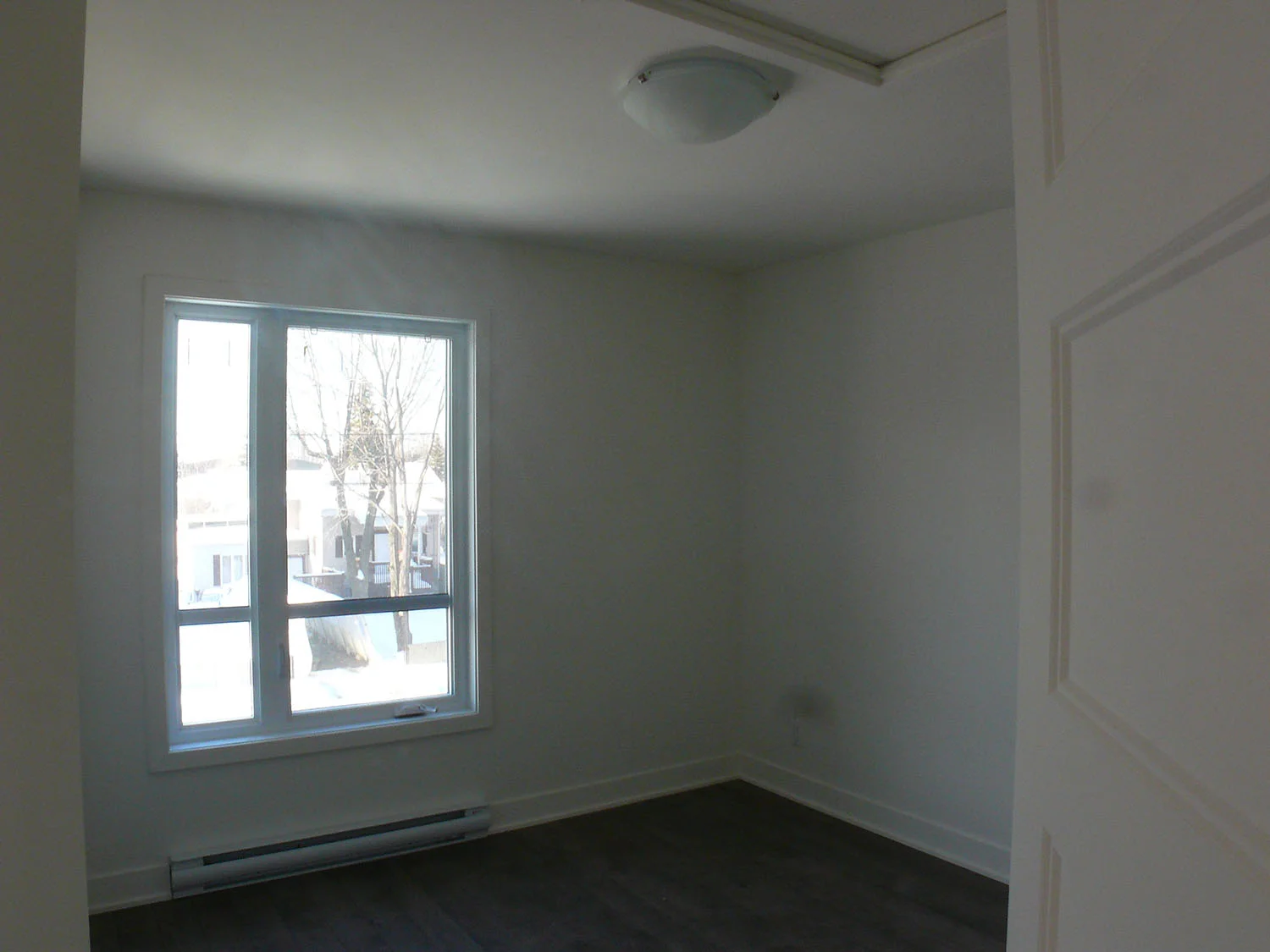 Ce condo propose 2 chambres... Chambre? Bureau?... espace espace... il y a lieu d'habiter et de camper les espaces...