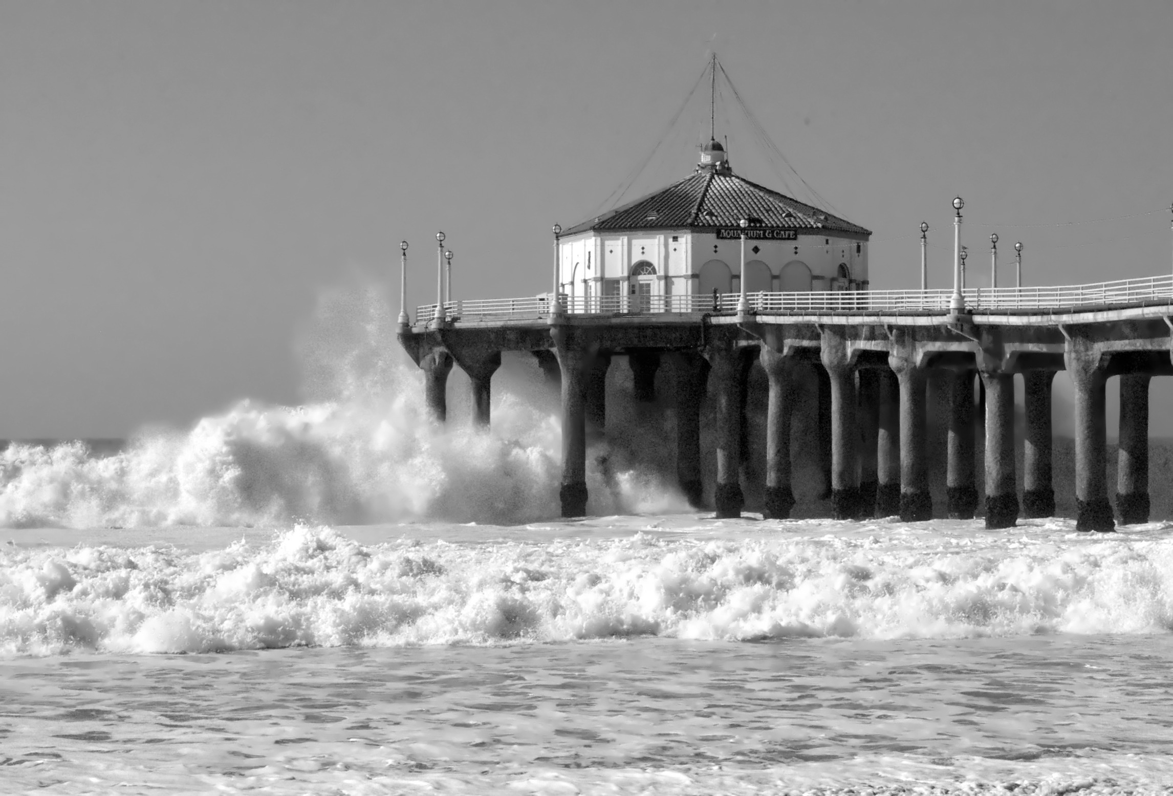 BWHuge_surf_strikes_the_Manhattan_Beach_Pier_during_the_biggest_storm_of_Winter_2007-2008 - commons.wikimedia.org.jpg