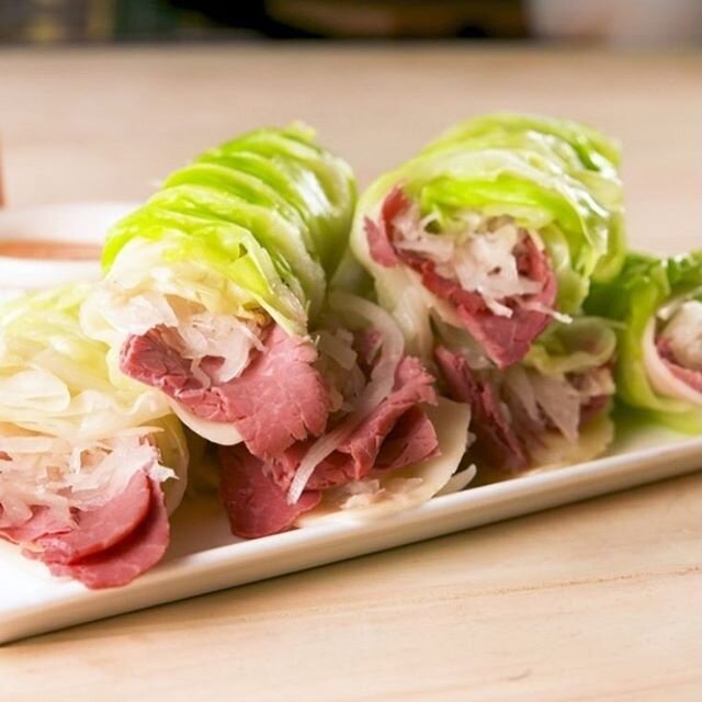 Low Carb Reuben Wrap⁣
⁣
⁣
😋Ingredients⁣
⁣
6 leaves cabbage⁣
12 slices Swiss cheese⁣
&frac14; lb. corned beef, thinly sliced⁣
1 c. sauerkraut⁣
&frac14; c. Russian dressing, for dipping⁣
⁣
🍴Instructions⁣
⁣
 In a large pot, boil 4 cups water. Using to