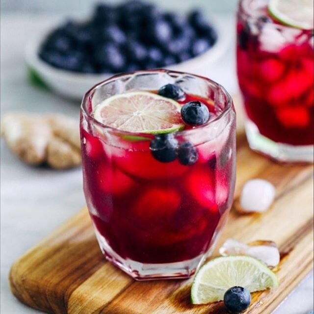 🍹Healthy Happy Hour Idea🍹⁣
⁣
Blueberry Ginger Margarita⁣
⁣
⁣
INGREDIENTS:⁣
⁣
FOR THE MARGARITAS⁣
⁣
1/2 cup fresh (or frozen and defrosted)&nbsp;blueberries⁣
3 tablespoons fresh lime juice&nbsp;(1-2 limes)⁣
1/3 cup tequila silver⁣
3 tablespoons ging