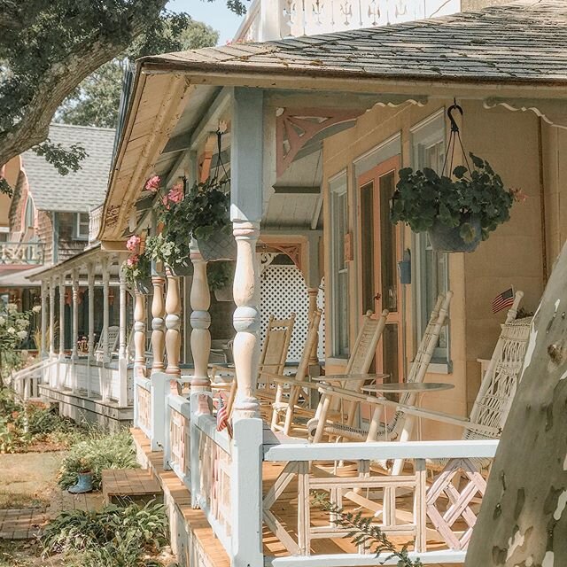 Front porch living. Oak Bluffs cottages on Martha&rsquo;s Vineyard. They have so many amazing cottage gardens in this area. 
#cottagegardening #oakbluffs #marthasvineyard #gardening #frontporch