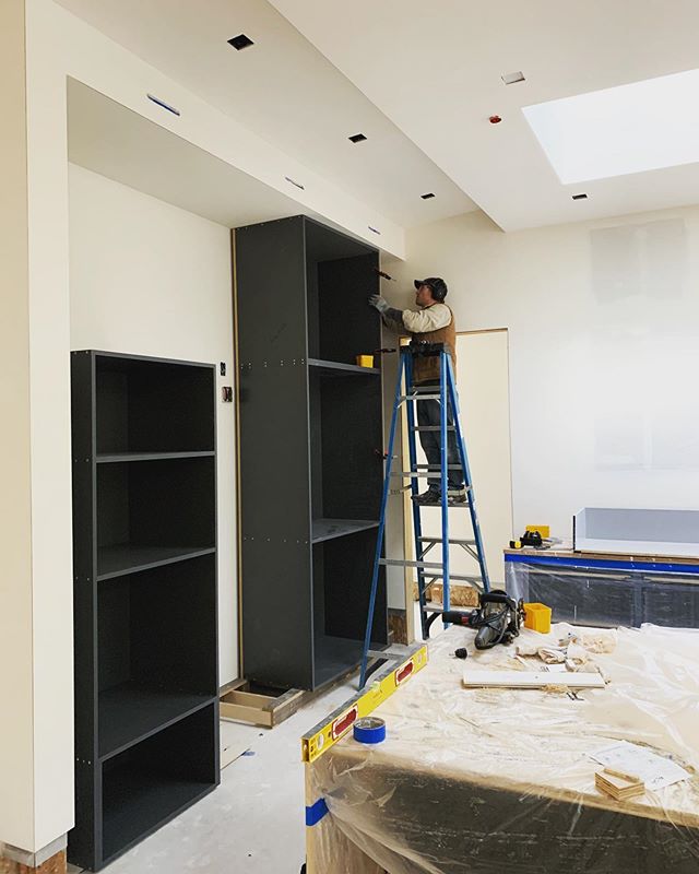 Setting some big boxes in this generous Menlo Park kitchen today. 
With @the0red0beard 🌟
#bayareahomes #customcabinetry #grey #customkitchen