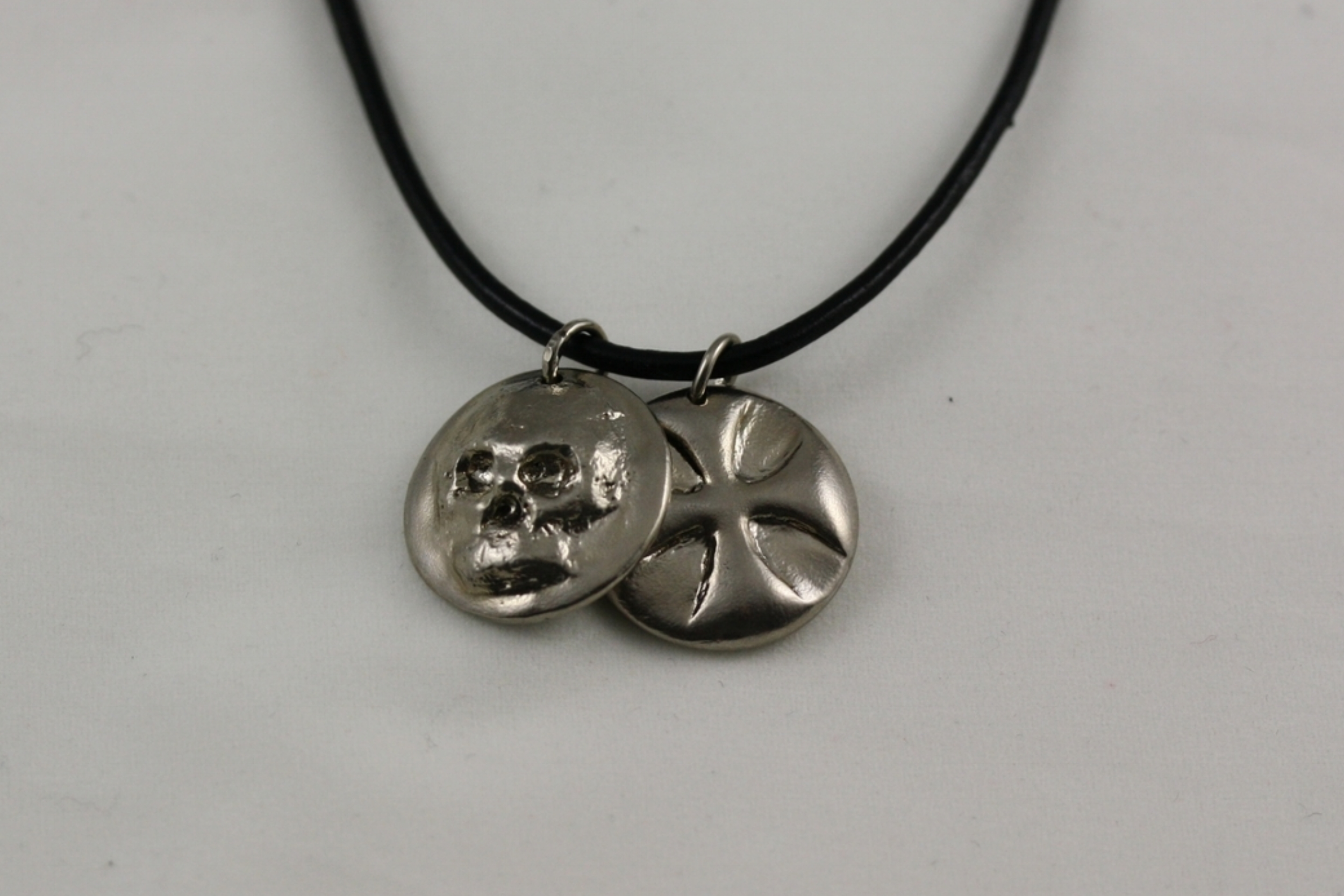 skull cross pendant.JPG