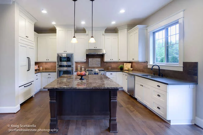 11997 SW Lynnfield Ln-small-011-Kitchen-666x445-72dpi.jpg