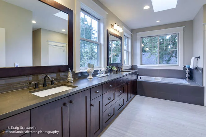 11997 SW Lynnfield Ln-small-029-Master Bath-666x445-72dpi.jpg