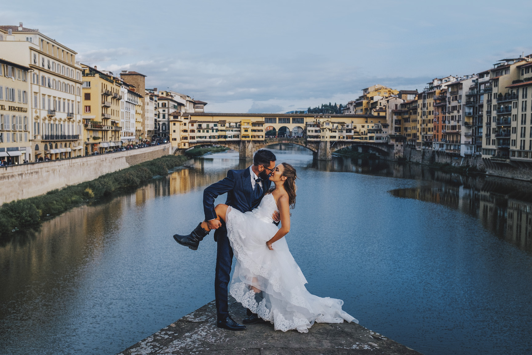  Sneaked bride and groom photo,  Florence  