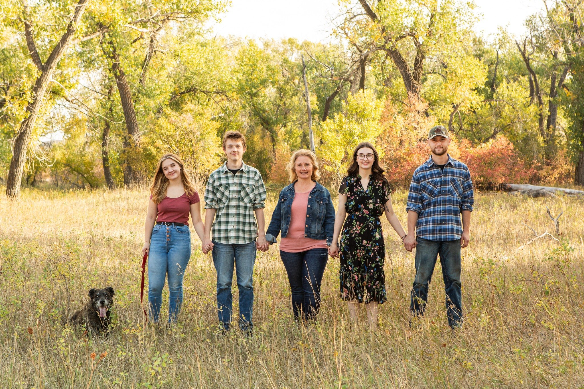 Need to update your family photo? Book early and start planning today!
#lethbridgephotographer #yqlphotography #familyphotosession #makingmemories