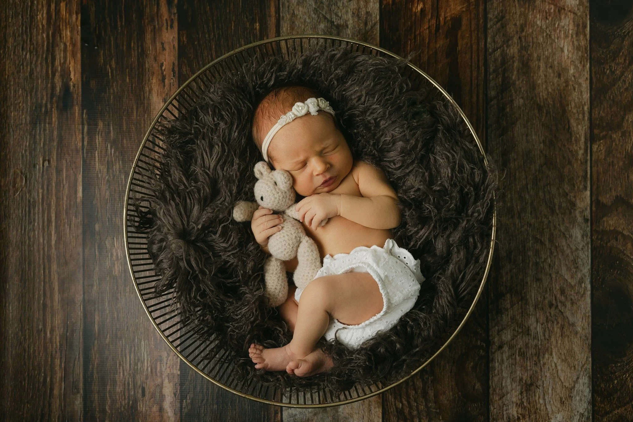 Welcome to the world baby Willow 💝 
#newbornphotography  #inhomesession #babiesandbearsgowelltogether